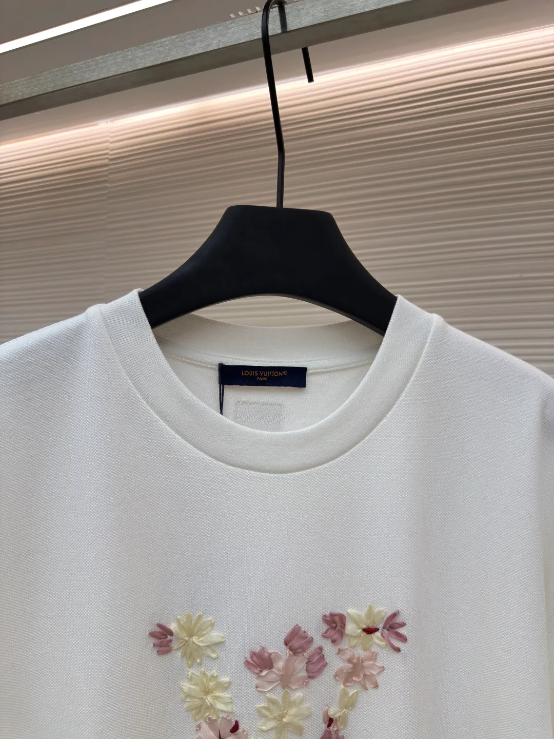 LOUIS VUITTON Ribbon Sakura Round Neck Short Sleeves ●Authentic product: purchased and developed by 13699 ●Item number: 1680199-A90 ●Fabric: pique cotton fabric ●Technology: embroidery production ●Version: fitted version ●Weight: about 360 grams ●Size: XS-S-M-L ●Description: 32S single yarn pique shirt fabric, 250g; matched with 32S double yarn stretcher thread, 320g. Comes with custom knitted flat machine thread. The fabric is made of high-quality cotton yarn with a yarn count of 32, which has high density and softness. Pure cotton yarn is used. This fabric has the natural advantages of pure cotton, which is soft and comfortable, has good hygroscopicity, and is not prone to static electricity. The pique structure is a special knitting method that forms a bead-like texture, giving the fabric surface a certain concavity and breathability. The texture of the paper bead gauze also makes the fabric more layered and three-dimensional, presenting a soft and textured appearance. The front ribbon logo embroidery is purely hand-positioned and produced. The logo pattern created by the embroidery and the bright ribbon shows a unique fusion of craftsmanship and reflects the combination of traditional craftsmanship and modern trend aesthetics. The ribbon material you choose is custom-dyed, and the thin ribbons are stitched with high density to create a three-dimensional effect; the outlines of petals and branches and leaves are highlighted by closely arranged silk threads. The overall wiring is straight and delicate, the fabric is comfortable and soft, and the color is consistent without color difference. It can be matched with the same style to create a fashionable look and control various occasions. Customized accessories, complete with three standards, same style for men and women!